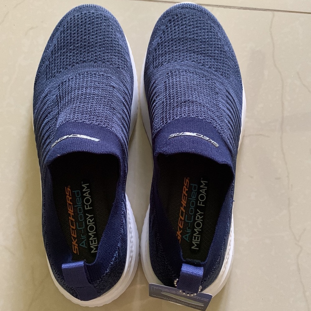 Skechers air cooled men’s sneaker, Size 10.
